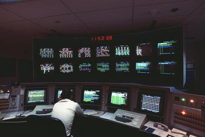 光影之间 科技图、控制中心与监控视屏在影视制作中的融合艺术